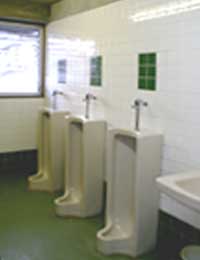 小便器が並んだ男性用トイレ